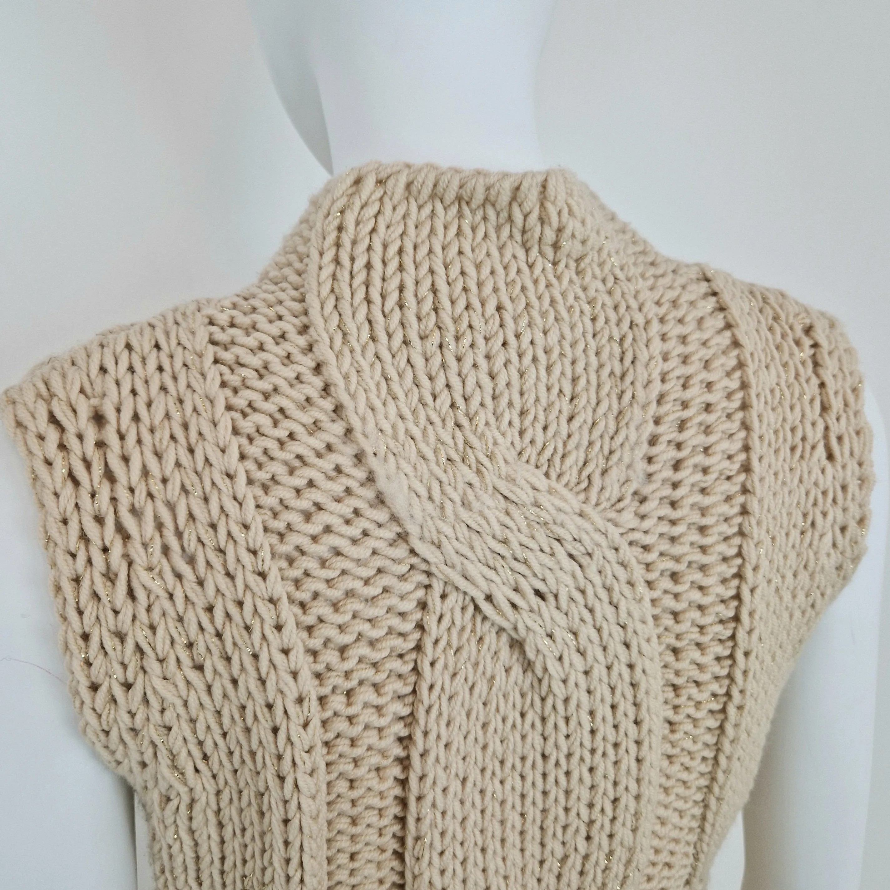 Gilet beige collo alto con trecce