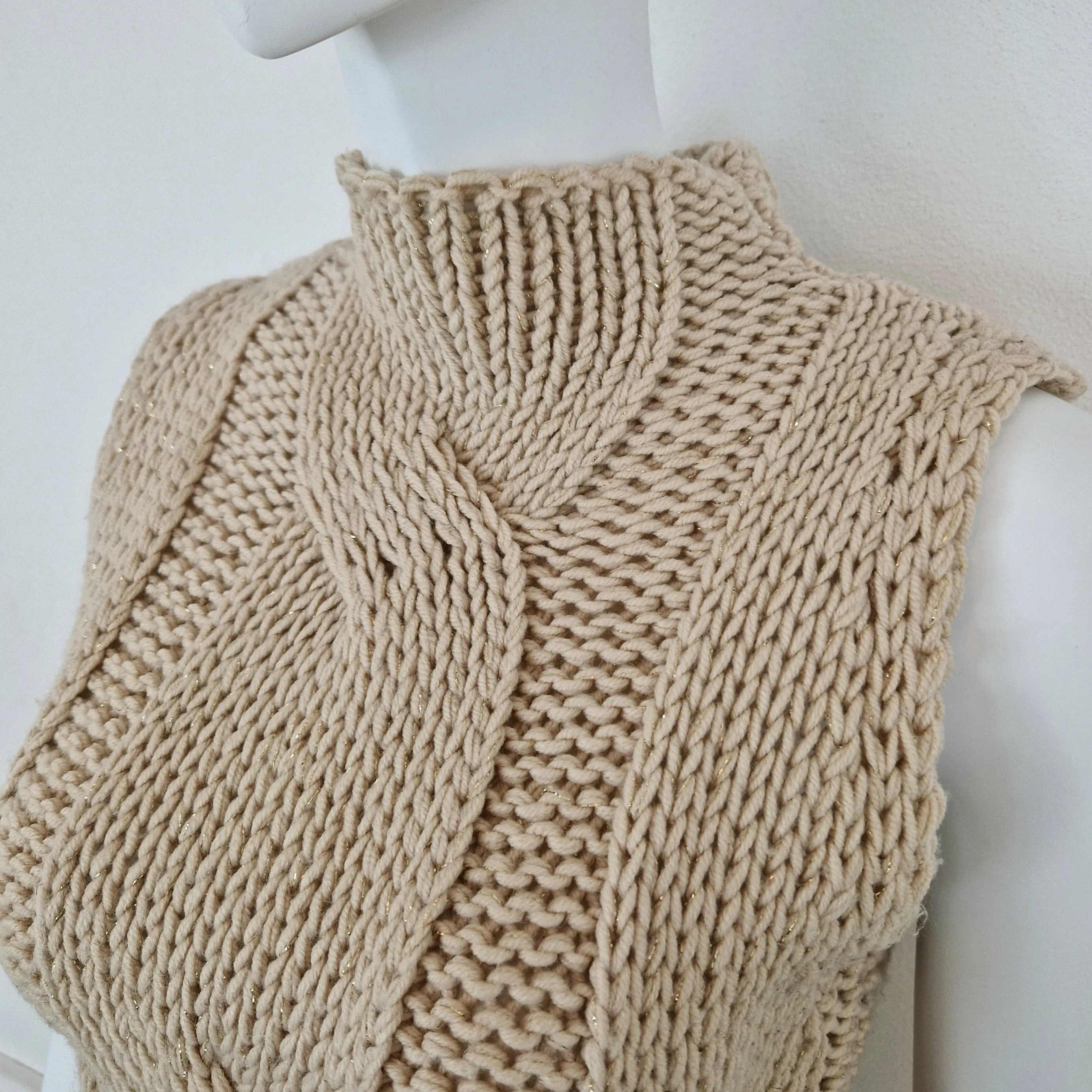 Gilet beige collo alto con trecce